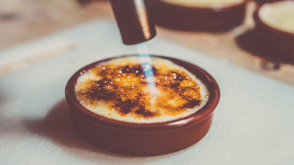Crème brûlée-brännare karamelliserar socker med en jetlåga