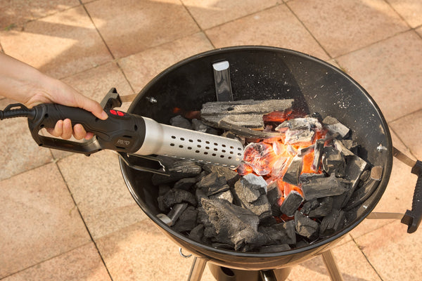 Grilltändare får grillkolen att glöda i en klotgrill
